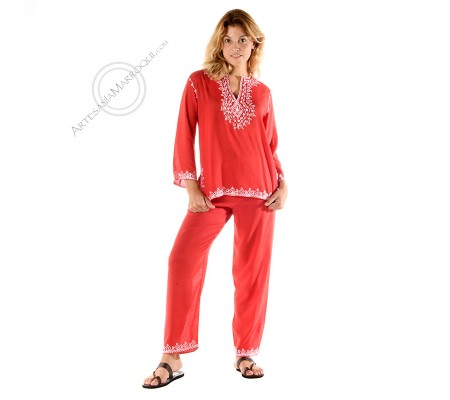 Red jabador outfit with white embroidery
