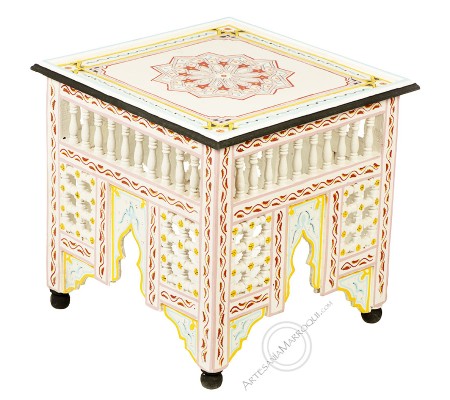 Mesa cuadrada con mousharabi de color blanco