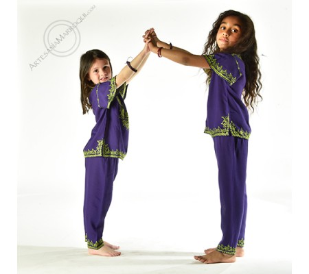 Violet jabador outfit with green embroidery